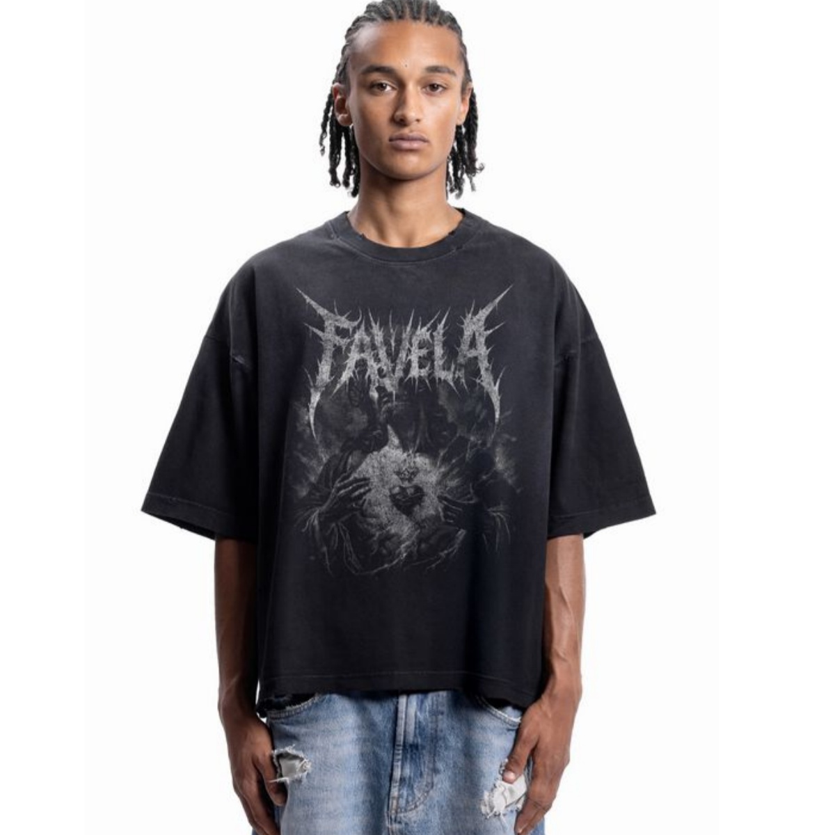 تي شيرت معدني بتصميم Sacred He - مراجعة Streetwear Brand Heart وسعره